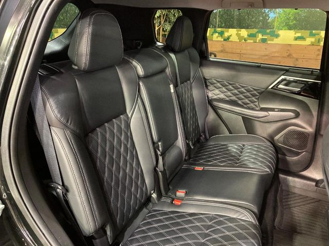 後部座席も気になるようなキズ・汚れやへたり等、大きなダメージはなく、良好な状態です。