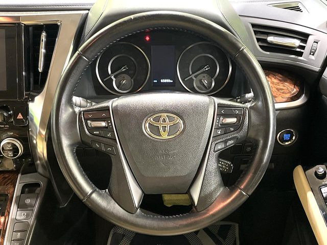 �C���e���A�ɍ��킹���f�U�C���̃X�e�A�����O�́A�^�]�������̂��Ƃ��l���A�^�]���₷���`��A�傫���ł��B�����x�A���ۂɐG���Ă��m���߂��������B