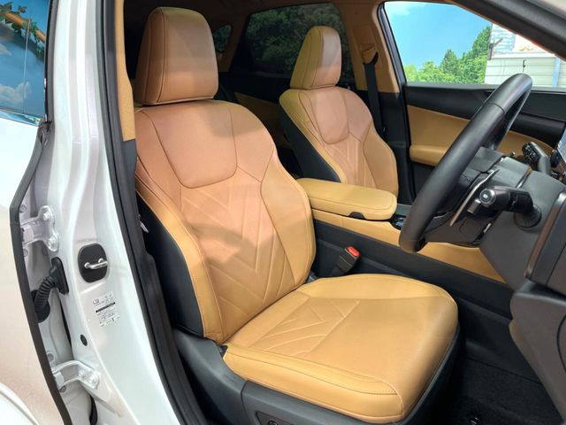 【ブラウンレザーシート】デザイン性が高く、高級感のある茶革シート。常に体に触れる部分だから、座り心地の良さにはこだわりたいですね♪汚れの付着や劣化を抑制する内装コーティング施工もおススメですよ♪