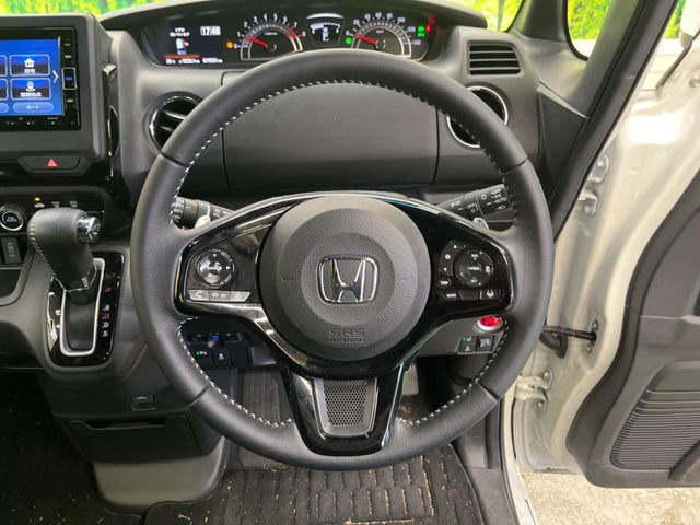 �y�z���_�Z���V���O�z���s���ɑO���̎ԗ�����F�����A�Փ˂������Ȏ��͌x��ƃu���[�L�ŏՓˉ���Ɣ�Q�y�����A�V�X�g�B�����S�Ƀh���C�u�����y���݂��������܂��B