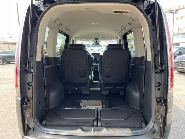 ���i�̂���������ʋ΁A���}���ɏ\���ȉ׎��X�y�[�X���m�ۂ��Ă���܂��B�Z�J���h�V�[�g��|���ƁA�傫�ȉו��̐ύڂ��\�ł���