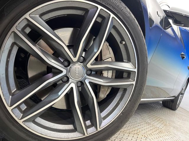 ●純正20インチアルミホイール:輸入車ならではの卓越した走りを支えるホイールと足回りです!日本車の走りに慣れている方にもぜひ体感して頂きたいほど、高いレベルでまとまっています!