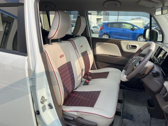 【合皮レザーシート】汚れのふき取りが容易でメンテナンスもが簡単な、機能性に優れる合成皮革を採用した上質なシートです。座り心地もよく、高級感あふれる心地良い車内空間を演出してくれます。