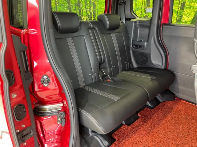 【合皮レザーシート】汚れのふき取りが容易でメンテナンスもが簡単な、機能性に優れる合成皮革を採用した上質なシートです。座り心地もよく、高級感あふれる心地良い車内空間を演出してくれます。