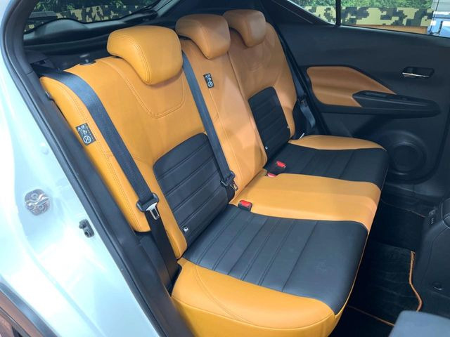 後部座席も気になるようなキズ・汚れやへたり等、大きなダメージはなく、良好な状態です。