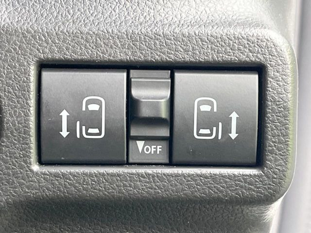 【両側パワースライドドア】スマートキーや運転席のスイッチで後席両側スライドドアの開閉が可能♪電動だから力を入れてドアを開ける必要が無く、小さなお子様でも簡単に開け閉めでき快適です♪