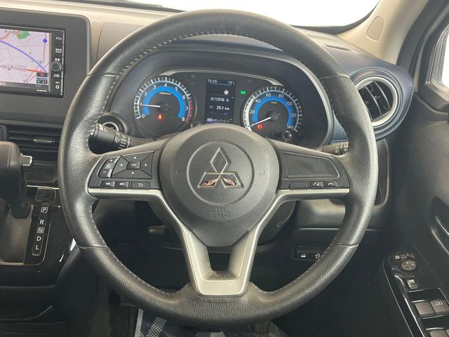 �C���e���A�ɍ��킹���f�U�C���̃X�e�A�����O�́A�^�]�������̂��Ƃ��l���A�^�]���₷���`��A�傫���ł��B�����x�A���ۂɐG���Ă��m���߂��������B