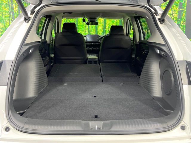 普段のお買い物や通勤、送迎等に十分な荷室スペースを確保しております。セカンドシートを倒すと、大きな荷物の積載も可能です♪