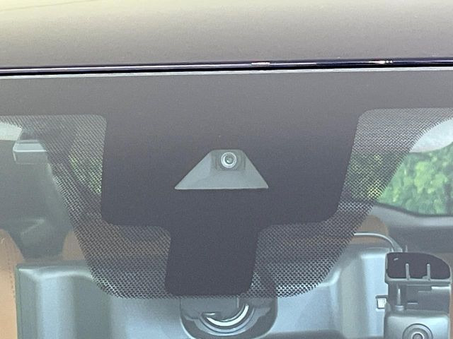 【エマージェンシーブレーキ】走行中に前方の車両等を認識し、衝突しそうな時は警報とブレーキで衝突回避と被害軽減をアシスト。より安全にドライブをお楽しみいただけます。