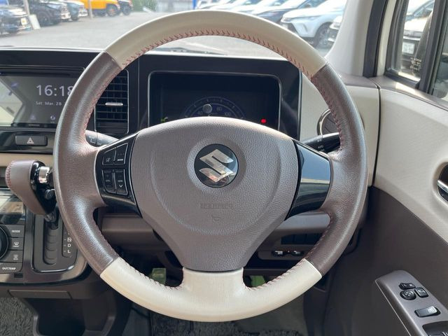 【純正革巻きステアリング】上質な革を使用することで、手にしっかり馴染みとても運転しやすいハンドルです♪