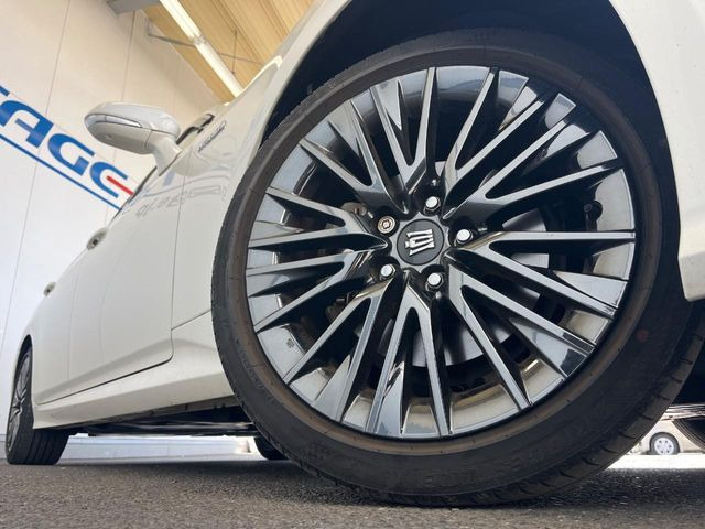 �y����18�C���`�A���~�z�C�[���z�O�ςɃ}�b�`���������A���~�z�C�[���𑕒����Ă���܂��B�e��ЊO�A���~�z�C�[����A�X�^�b�h���X�^�C�����戵�����Ă���܂��B���񂲑��k����������