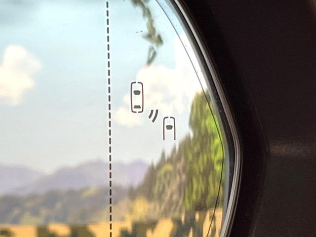 【ブラインドスポットモニター】走行中、ドアミラーの死角になりやすい箇所に後続車が接近するとサイドミラーのレンズに警告を表示!ドライバーに注意喚起をしてくれます。