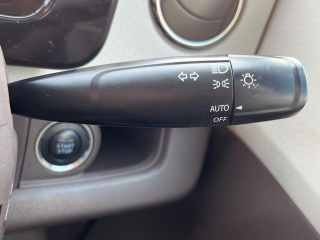 【オートライト】周りの明るさに応じて自動でヘッドライトの点灯・消灯ができる機能です!ライトの付け忘れ・消し忘れなどが無くなり、雨の日や夕方の走行も安心!トンネル通過時も便利ですね♪