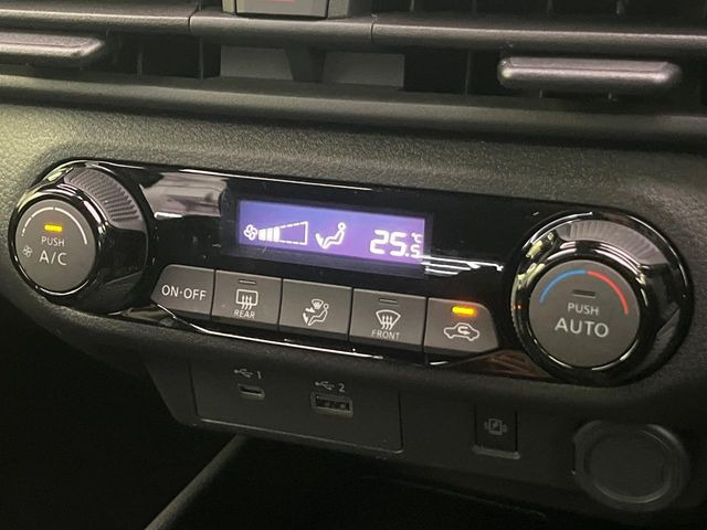 【オートエアコン】一度お好みの温度に設定すれば、車内の温度を検知し風量や温度を自動で調整。暑い&hellip;寒い&hellip;と何度もスイッチ操作をする必要はありません。快適な車内空間には必須の機能ですね♪