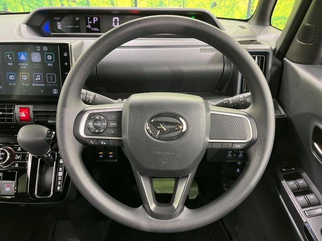 �C���e���A�ɍ��킹���f�U�C���̃X�e�A�����O�́A�^�]�������̂��Ƃ��l���A�^�]���₷���`��A�傫���ł��B�����x�A���ۂɐG���Ă��m���߂��������B