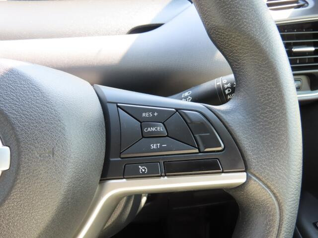 �N���[�Y�R���g���[���𑕔����Ă��܂��̂ŁA�������H�ȂǂŃA�N�Z���y�_���𓥂܂��Ɏԑ������ɕۂ��Ƃ��\�ł�