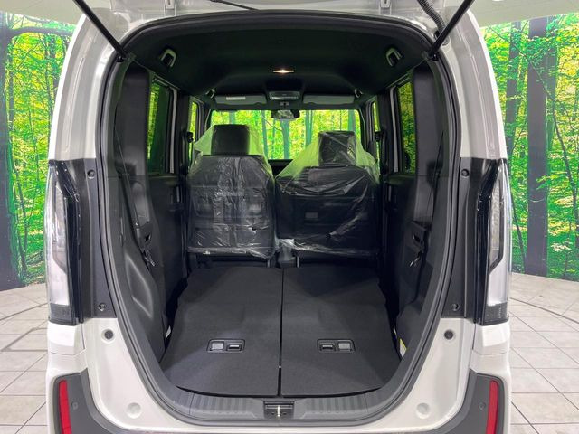 ���i�̂���������ʋ΁A���}���ɏ\���ȉ׎��X�y�[�X���m�ۂ��Ă���܂��B�Z�J���h�V�[�g��|���ƁA�傫�ȉו��̐ύڂ��\�ł���