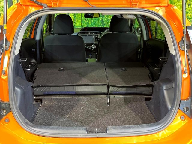 ���i�̂���������ʋ΁A���}���ɏ\���ȉ׎��X�y�[�X���m�ۂ��Ă���܂��B�Z�J���h�V�[�g��|���ƁA�傫�ȉו��̐ύڂ��\�ł���