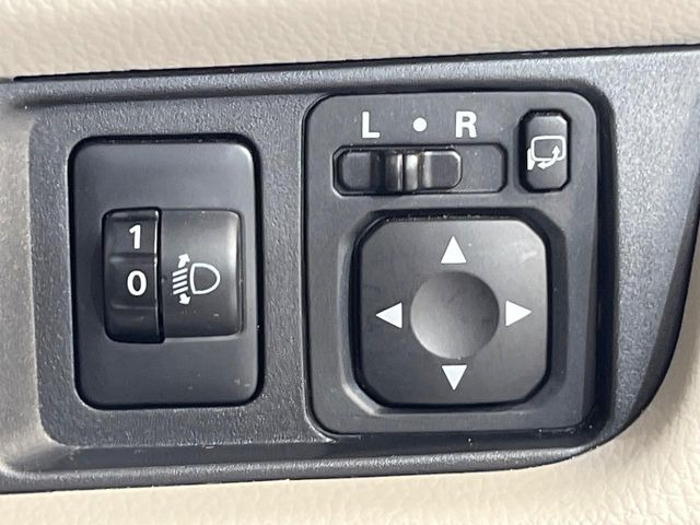 【電動格納ミラー】サイドミラーは電動格納式となっており、狭い駐車場でもキズがつくリスクを抑えられます。