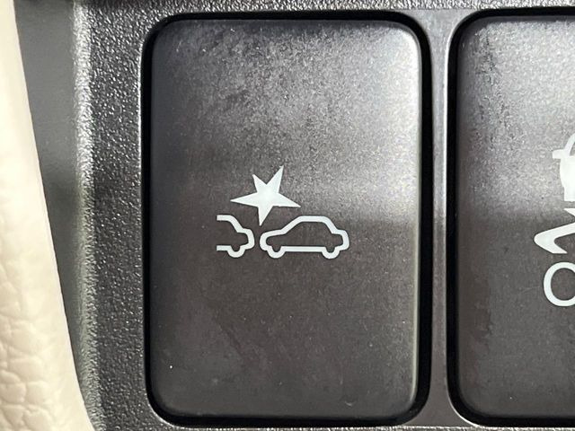 �y�G�}�[�W�F���V�[�u���[�L�z���s���ɑO���̎ԗ�����F�����A�Փ˂������Ȏ��͌x��ƃu���[�L�ŏՓˉ���Ɣ�Q�y�����A�V�X�g�B�����S�Ƀh���C�u�����y���݂��������܂��B