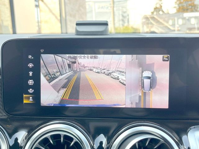 ●パノラミックビューモニター:専用のカメラにより、上から見下ろしたような視点で360度クルマの周囲を確認することができます☆死角部分も確認しやすく、狭い場所での切り返しや駐車もスムーズに行えます。