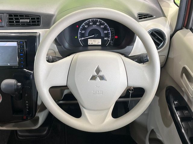 インテリアに合わせたデザインのステアリングは、運転される方のことも考え、運転しやすい形状、大きさです。是非一度、実際に触ってお確かめください。