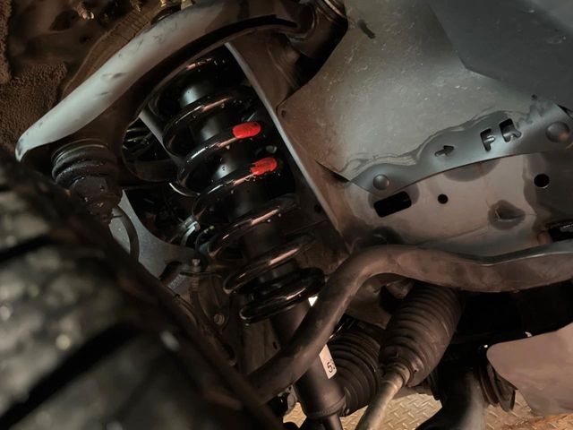 お車を安心してお乗りいただく為には、足回りの定期点検が欠かせません。サービスサポート(有償保証)では無料点検もご提供しており、安心のカーライフをお過ごしいただけるサポート体制が整っています。