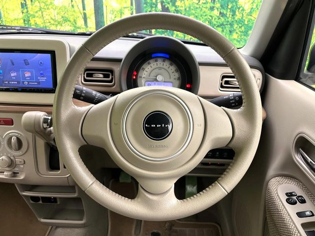 �C���e���A�ɍ��킹���f�U�C���̃X�e�A�����O�́A�^�]�������̂��Ƃ��l���A�^�]���₷���`��A�傫���ł��B�����x�A���ۂɐG���Ă��m���߂��������B