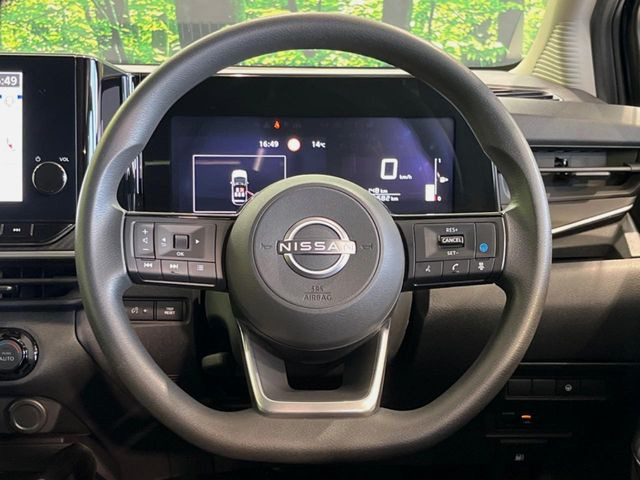 インテリアに合わせたデザインのステアリングは、運転される方のことも考え、運転しやすい形状、大きさです。是非一度、実際に触ってお確かめください。