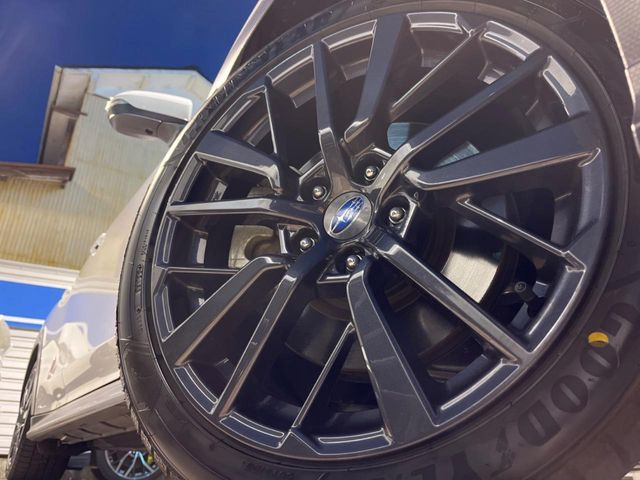 �y����18�C���`�A���~�z�C�[���z�O�ςɃ}�b�`���������A���~�z�C�[���𑕒����Ă���܂��B�e��ЊO�A���~�z�C�[����A�X�^�b�h���X�^�C�����戵�����Ă���܂��B���񂲑��k����������