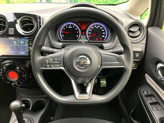 インテリアに合わせたデザインのステアリングは、運転される方のことも考え、運転しやすい形状、大きさです。是非一度、実際に触ってお確かめください。