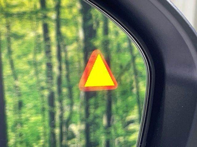 【後方車輛検知】走行中、ドアミラーの死角になりやすい箇所に後続車が接近するとサイドミラー付近に警告を表示、ドライバーに注意喚起をしてくれます。