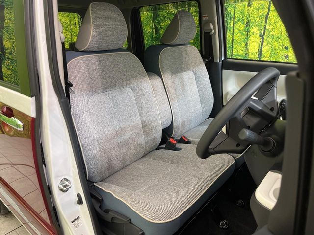 運転席まわりには十分なスペースがあり、大柄な方でもゆったり運転していただける環境です。