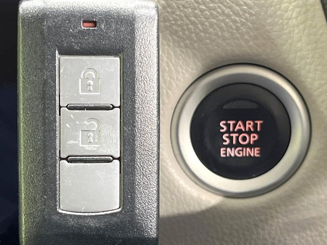 【インテリジェントキー】カバンやポケットに入れたままでもドアの施錠・解錠が可能なスマートキーを装備。エンジンのオン・オフ時もカギを取り出す必要が無いからとっても便利です♪