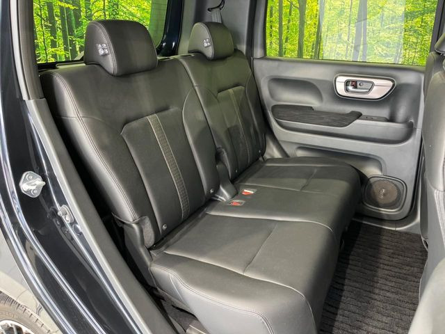 広々とした2列目シートは居住性が高く、居心地も快適!友達や家族とのお出かけにぴったりです。ベビーシートやチャイルドシート使用時も快適にお過ごしいただける十分な空間を確保しています。