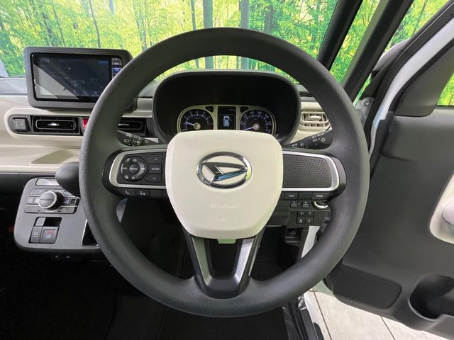 インテリアに合わせたデザインのステアリングは、運転される方のことも考え、運転しやすい形状、大きさです。是非一度、実際に触ってお確かめください。