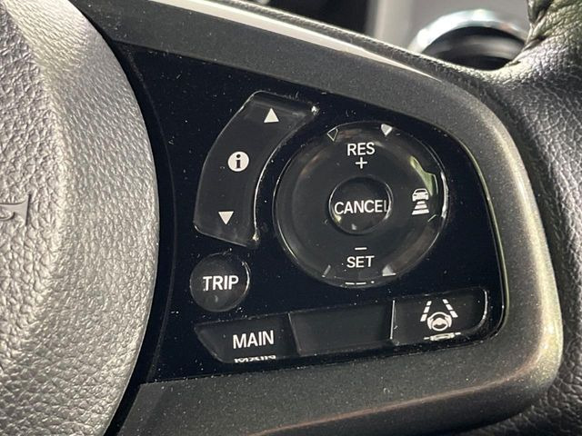 【アダプティブクルーズコントロール】高速道路での長距離走行が楽に!!自動で速度を保つクルーズコントロールが、衝突軽減システムと連携し、前方の車両を感知して車間を保つように速度調節してくれます!!