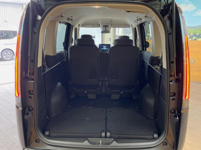 ���i�̂���������ʋ΁A���}���ɏ\���ȉ׎��X�y�[�X���m�ۂ��Ă���܂��B�Z�J���h�V�[�g��|���ƁA�傫�ȉו��̐ύڂ��\�ł���