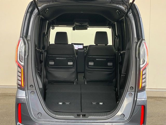 ���i�̂���������ʋ΁A���}���ɏ\���ȉ׎��X�y�[�X���m�ۂ��Ă���܂��B�Z�J���h�V�[�g��|���ƁA�傫�ȉו��̐ύڂ��\�ł���