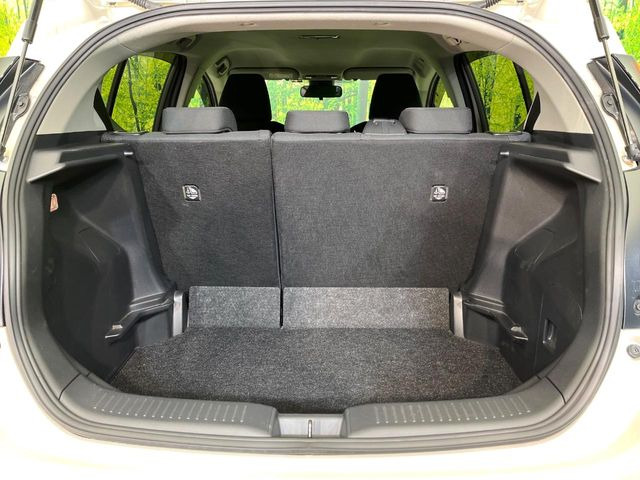 ���i�̂���������ʋ΁A���}���ɏ\���ȉ׎��X�y�[�X���m�ۂ��Ă���܂��B�Z�J���h�V�[�g��|���ƁA�傫�ȉו��̐ύڂ��\�ł���