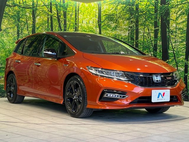 高透明度のガラス皮膜で撥水はもちろん、上質なツヤ・光沢を実現。紫外線や酸性雨から大切な愛車を保護し、色あせ・劣化を防止。「弾スプラッシュコート」、「弾プリミッサコート」からお選びいただけます。