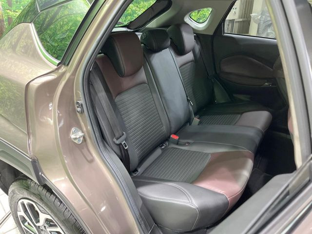 後部座席も気になるようなキズ・汚れやへたり等、大きなダメージはなく、良好な状態です。