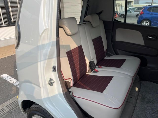 後部座席も気になるようなキズ・汚れやへたり等、大きなダメージはなく、良好な状態です。