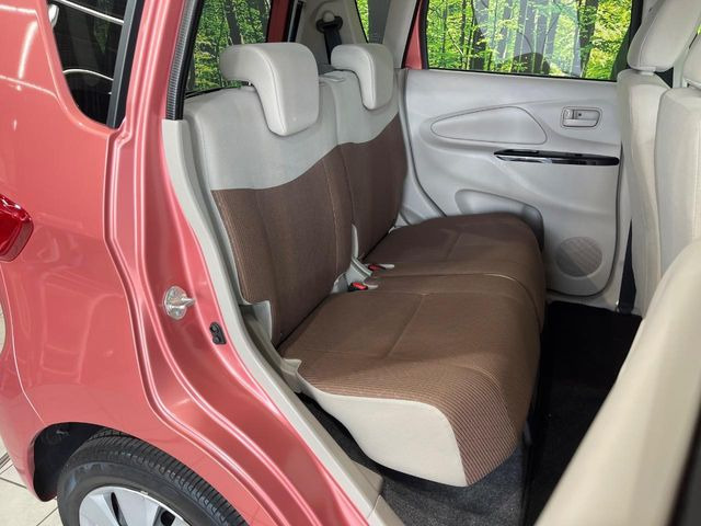 後部座席も気になるようなキズ・汚れやへたり等、大きなダメージはなく、良好な状態です。