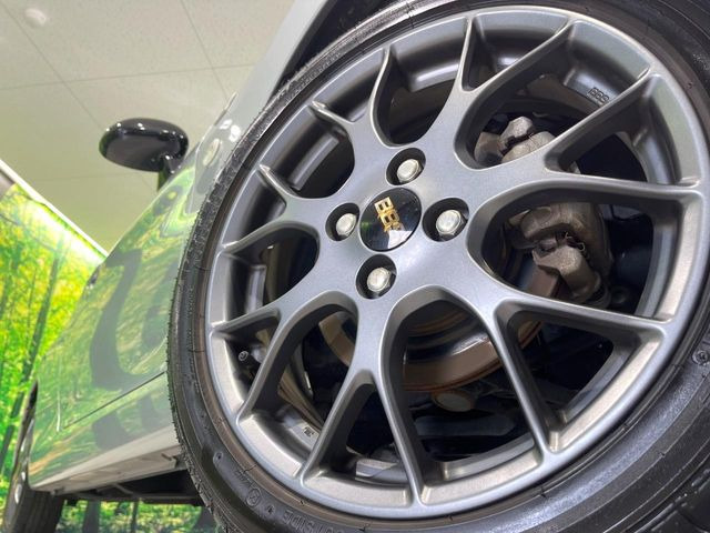 �y����16�C���`�A���~�z�C�[���z�O�ςɃ}�b�`���������A���~�z�C�[���𑕒����Ă���܂��B�e��ЊO�A���~�z�C�[����A�X�^�b�h���X�^�C�����戵�����Ă���܂��B���񂲑��k����������