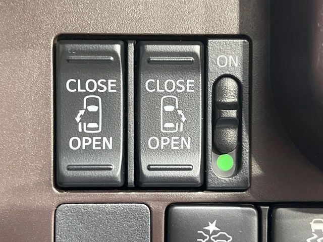 【両側パワースライドドア】スマートキーや運転席のスイッチで後席両側スライドドアの開閉が可能♪電動だから力を入れてドアを開ける必要が無く、小さなお子様でも簡単に開け閉めでき快適です♪