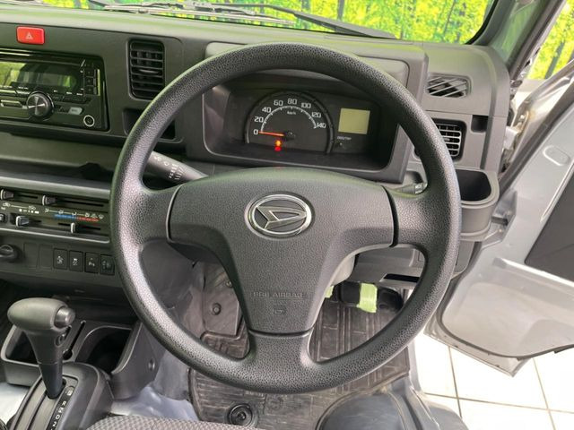 �C���e���A�ɍ��킹���f�U�C���̃X�e�A�����O�́A�^�]�������̂��Ƃ��l���A�^�]���₷���`��A�傫���ł��B�����x�A���ۂɐG���Ă��m���߂��������B