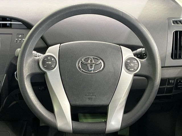 �C���e���A�ɍ��킹���f�U�C���̃X�e�A�����O�́A�^�]�������̂��Ƃ��l���A�^�]���₷���`��A�傫���ł��B�����x�A���ۂɐG���Ă��m���߂��������B