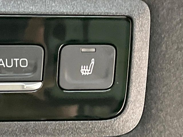 【前席+後席シートヒーター】寒い日に重宝するシートヒーターを後席にも装備!エアコンより早く温まってくれるので寒がりの人も安心ですね♪エアコンの温風は乾燥するから苦手、という方にもをおすすめです。