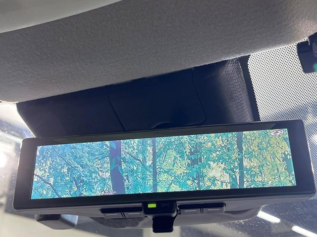 【インテリジェントルームミラー】後席の大きな荷物や同乗者で後方が確認しづらい時でも安心!カメラが撮影した車両後方の映像をルームミラー内に表示。クリアな視界で状況の確認が可能です!